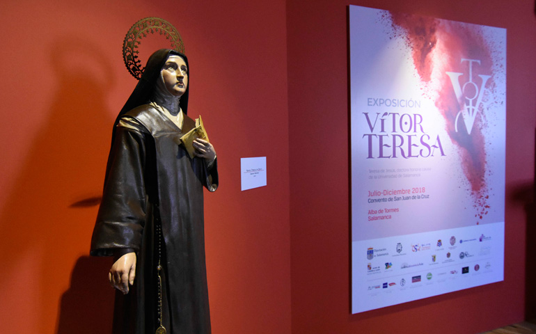 Escultura de santa Teresa de Jesús que abre la muestra en Alba de Tormes
