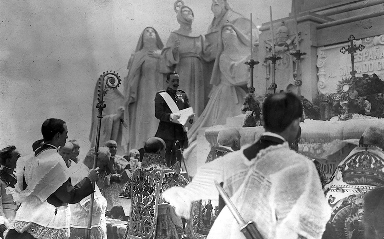 Alfonso XIII durante la consagración de España al Sagrado Corazón de Jesús