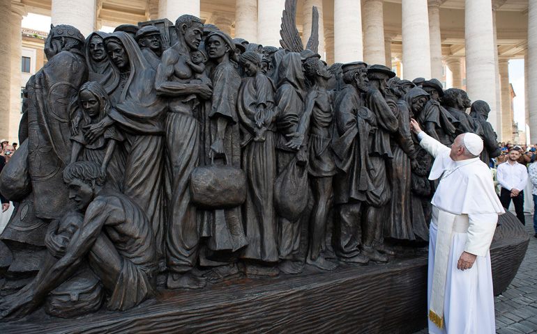 El Papa inaugura la escultura Angels unawares