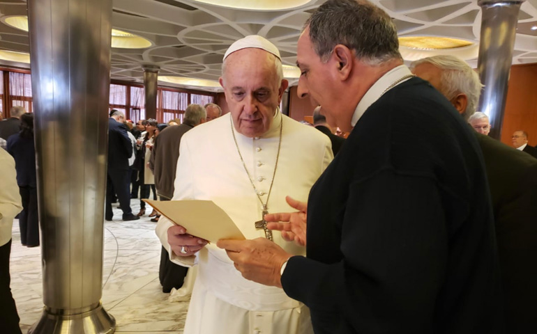 Monseñor Pertíñez, obispo de Rio Branco (Brasil), entrega al Papa Francisco el documento sobre la hermana Cluesa
