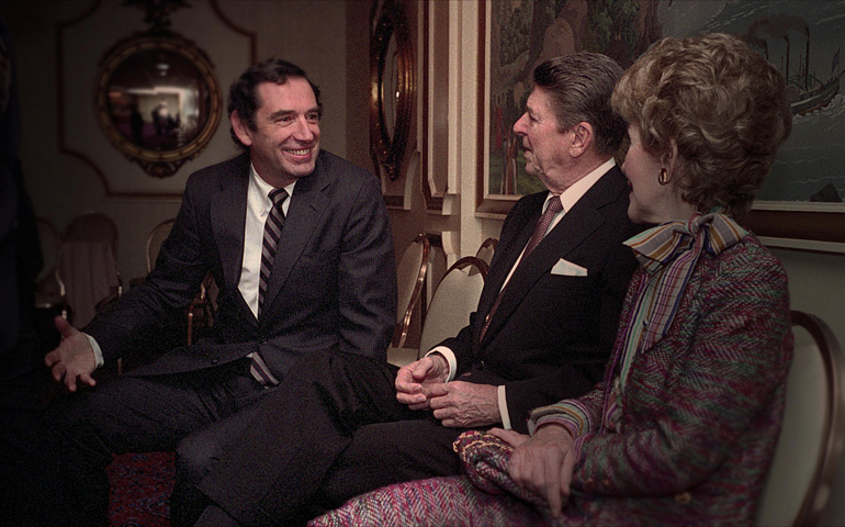 Doug Coe, a la izquierda, líder de 'The family', durante un encuentro con Ronald y Nancy Reagan