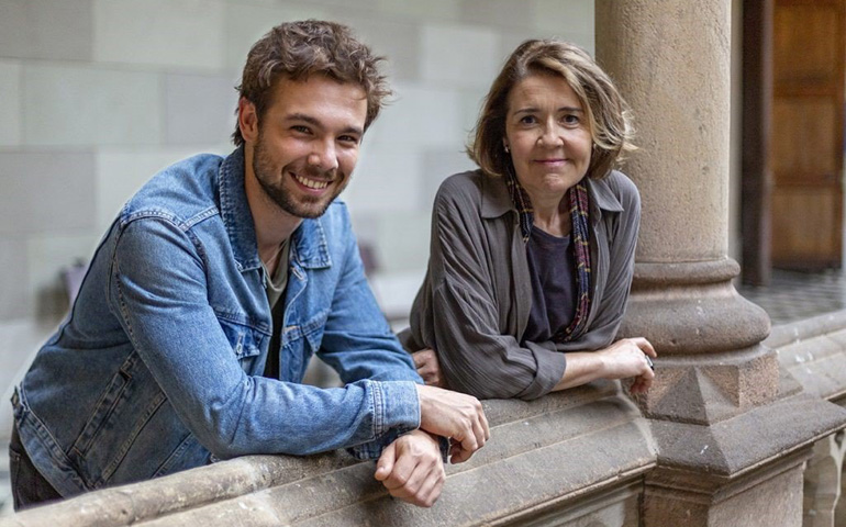 Carlos Cuevas junto a María Pujalte, que interpreta a la profesora Bolaños, en la serie 'Merlí, sapere aude'