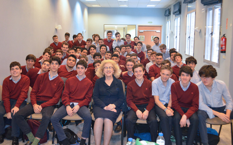 La embajadora de Polonia con los alumnos del Seminario Menor de Madrid