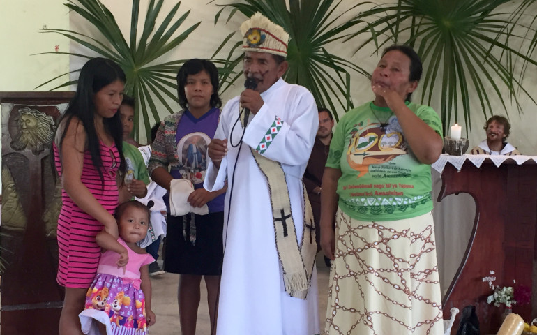 Antelmo Pereira, junto a su familia, dirige unas palabras a los fieles al finalizar la ceremonia de su ordenación diaconal