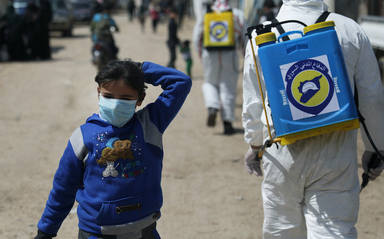 Labores de desinfección en un campo de refugiados cerca de Alepo (Siria)