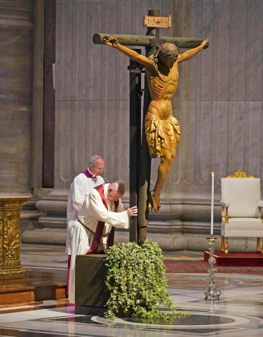El Papa, el Viernes Santo, durante la adoración de la cruz