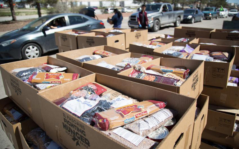 Cajas de comida para los más necesitados, en El Paso