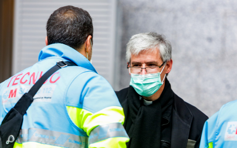 Juan Jolín hablando con un técnico sanitario, en las puertas de IFEMA