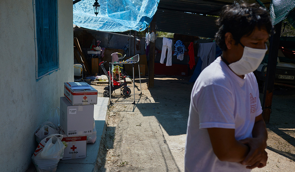 La Cruz Roja reparte con voluntarios alimentos y artículos de primera necesidad a familias necesitadas por la crisis económica derivada de la pandemia de la Covid-19.