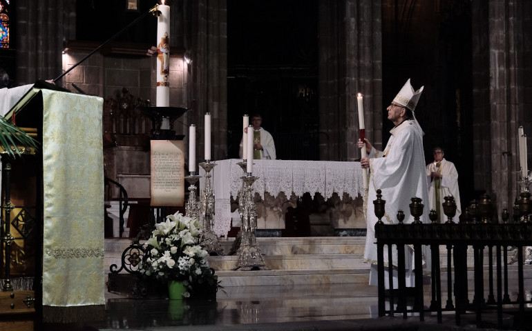 El cardenal Omella durante la Vigilia Pascual en la catedral de Barcelona