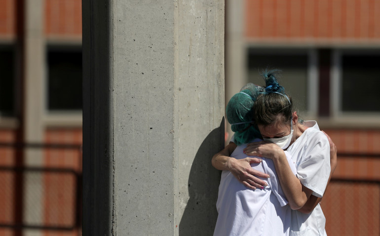 Dos enfermeras se abrazan en el exterior del hospital Severo Ochoa de Leganés