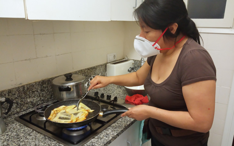 Dolores Hernández en una de sus múltiples tareas como empleada del hogar