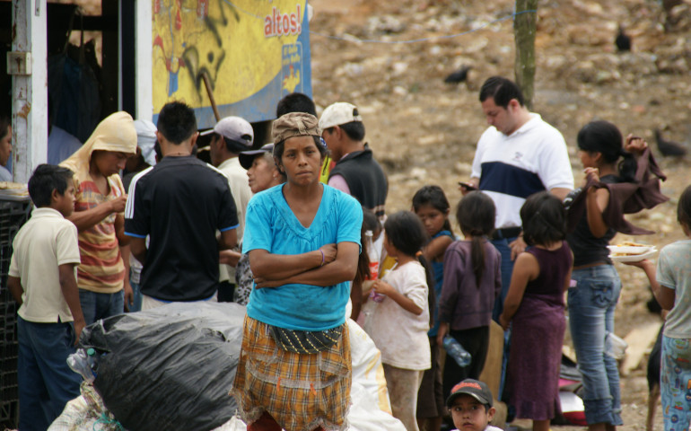 La Asociación Comunidad Esperanza reparte comida a 250 familias que viven en el basurero de Cobán