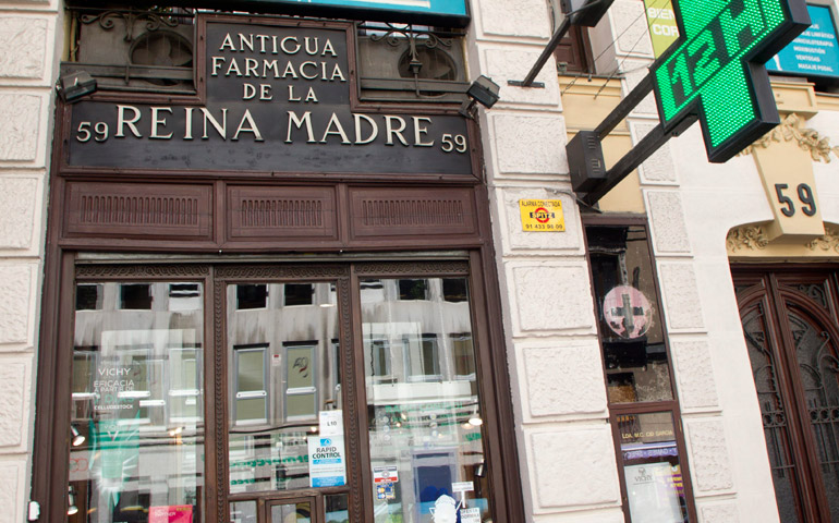 Fachada de la Antigua Farmacia de la Reina en Madrid