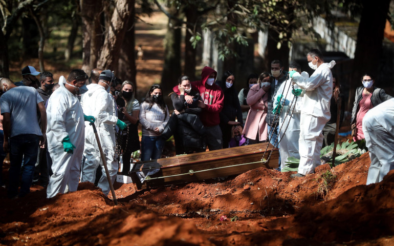Entierro de un fallecido por COVID-19 en el cementerio de Vila Formosa, en San Pablo (Brasil)