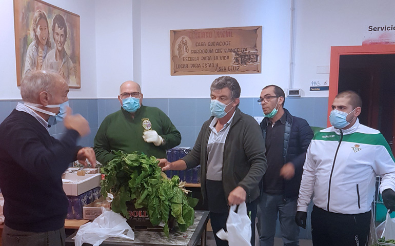 Voluntarios preparan los repartos en la parroquia de Jesús Obrero, en Sevilla