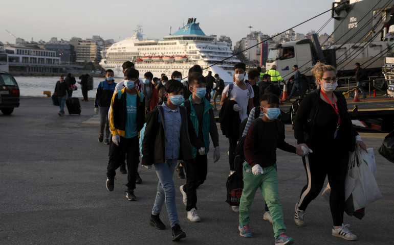 Varios refugiados menores no acompañados llegan a Atenas rumbo a Luxemburgo