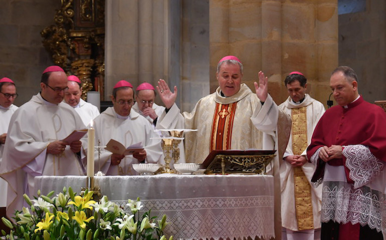 Mario Iceta, obispo de Bilbao, junto a otros obispos del País Vasco y Navarra durante la ordenación episcopal de su obispo auxiliar