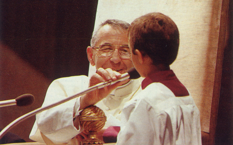 El Papa Juan Pablo I escucha la intervención de un niño durante una audiencia general en el Aula Pablo VI