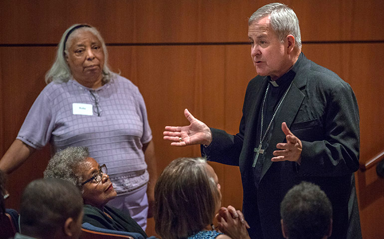 El arzobispo Robert J. Carlson agradece a los ponentes, su intervención en una sesión de escucha de la Conferencia Episcopal de Estados Unidos, contra el racismo celebrada en la Universidad de Saint Louis el 17 de agosto de 2018
