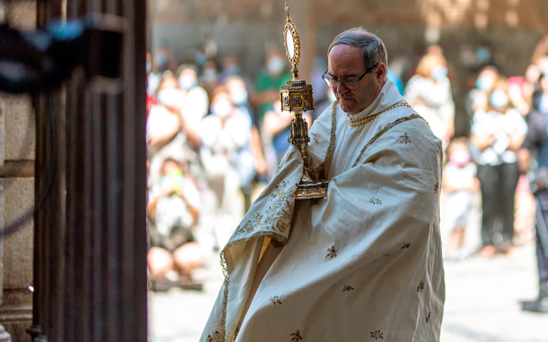 El arzobispo de Toledo, Francisco Cerro, con la custodia de mano en la fiesta del Corpus Christi del 2020