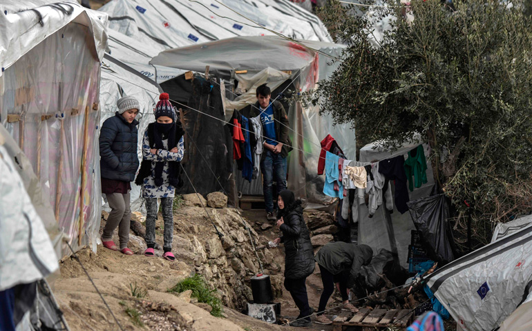 Refugiados entre sus tiendas de campaña en Moria (Grecia)