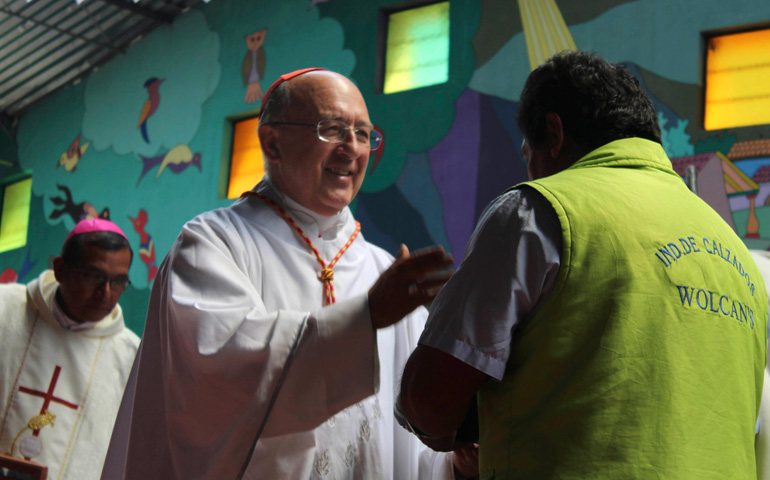 El cardenal Pedro Barreto saluda a un feligrés durante una visita a una comunidad de su diócesis, en Perú