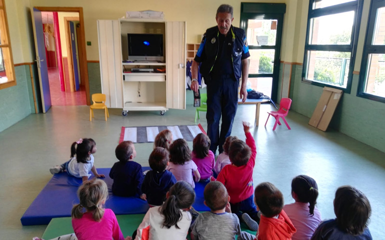 El policía Fernando Baelo durante una charla a un grupo de niños en un colegio