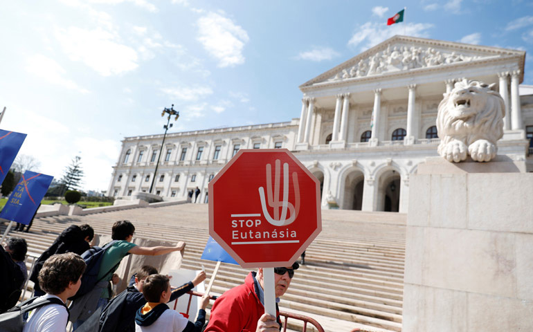 Manifestación en el exterior del Parlamento portugués mientras en el interior, comienzo a tramitarse la despenalización de la eutanasia con cinco proyectos de ley, en Lisboa, el 20 de febrero de 2020