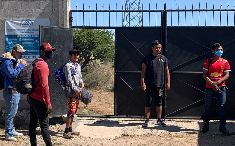 Un grupo de migrantes centroamericanos se dispone a abandonar la Casa del Peregrino Migrante de Huichapan para subir al tren La Bestia, rumbo al norte