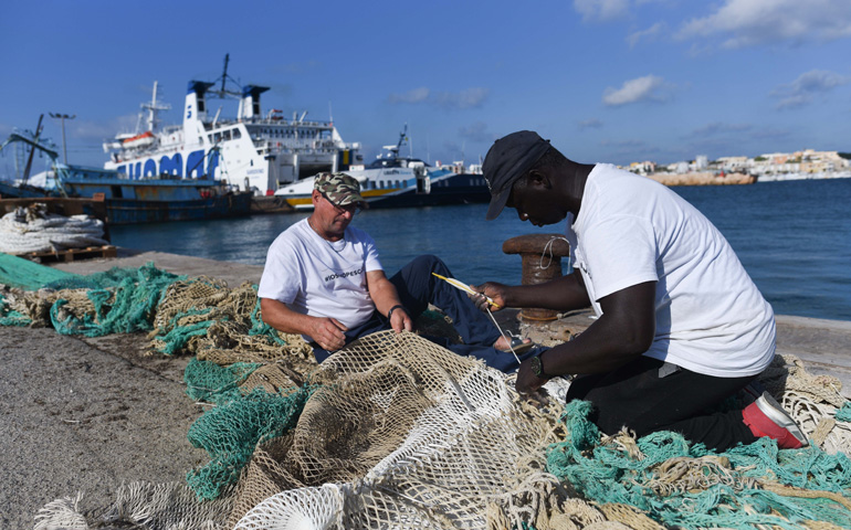 Un inmigrante de Senegal trabaja como pescador en la isla de Lampedusa (Italia)
