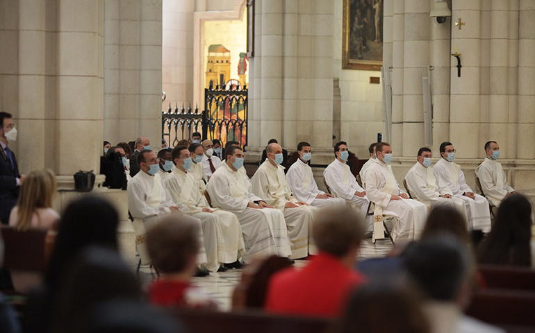 Un momento ordenación de los nuevos sacerdotes