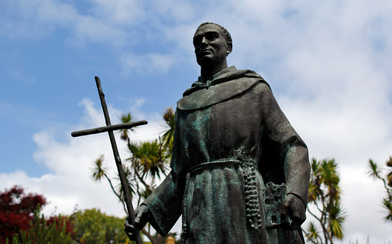 Una estatua del fray Junípero Serra en un patio de la Misión Carmel en California