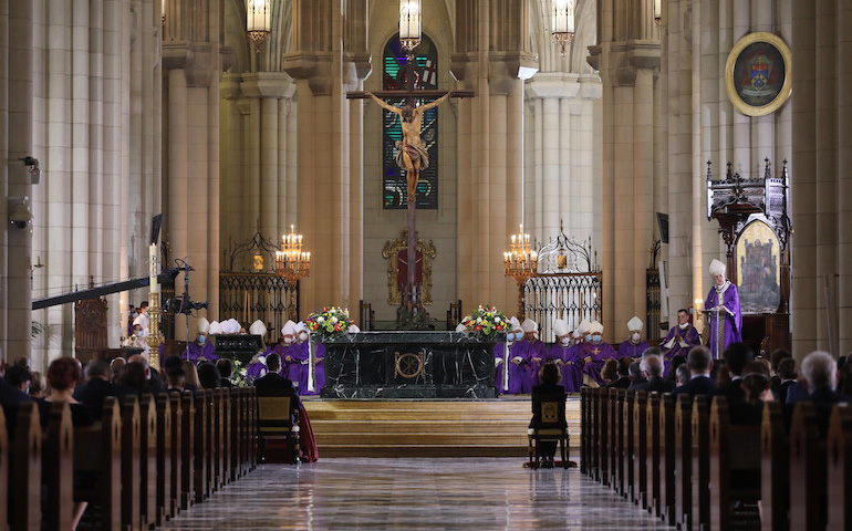 Un momento del funeral por las víctimas del COVID-19