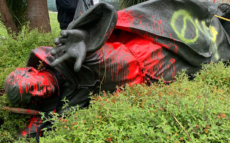Estatua de fray Junipero Serra vandalizada