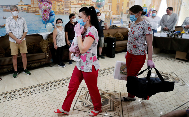 Ceremonia de entrega de bebés en el hotel Venice de Kiev, el pasado 10 de junio