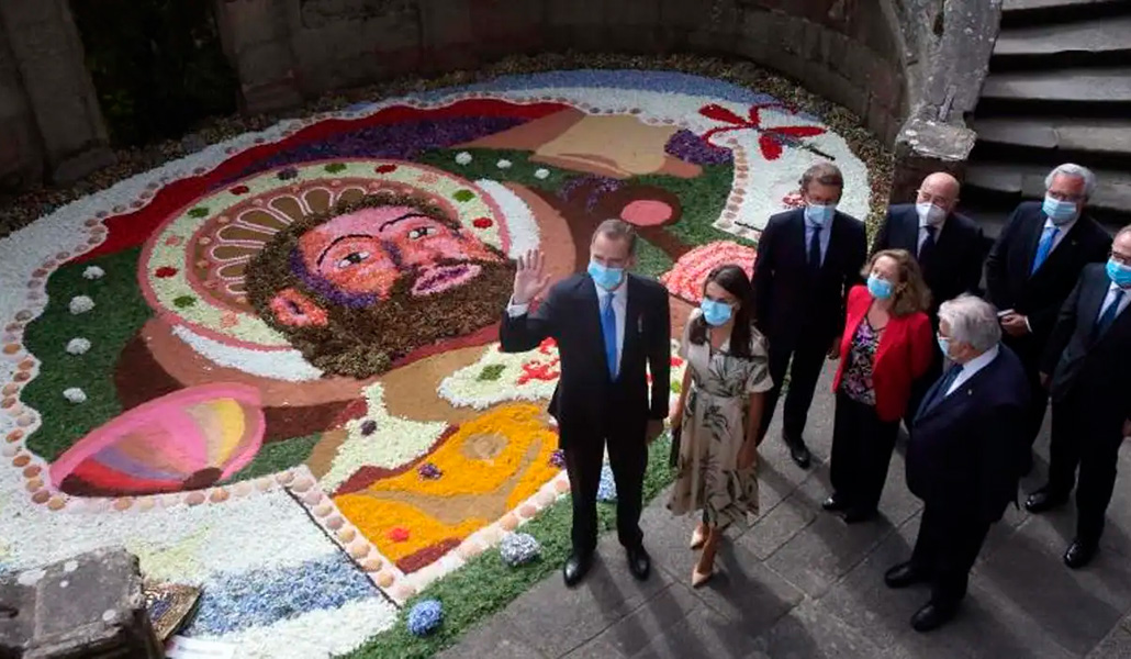 Los Reyes ante un mosaico de flores con la imagen de Apóstol