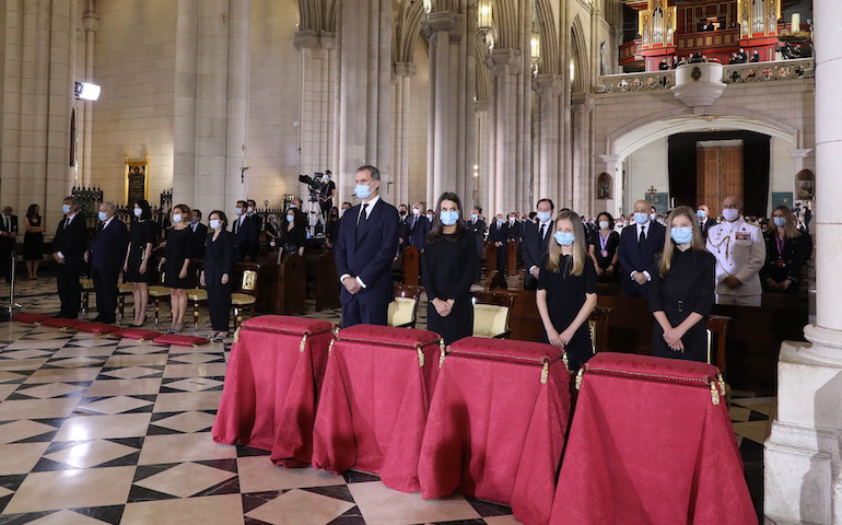 Un momento del funeral por las víctimas del COVID-19