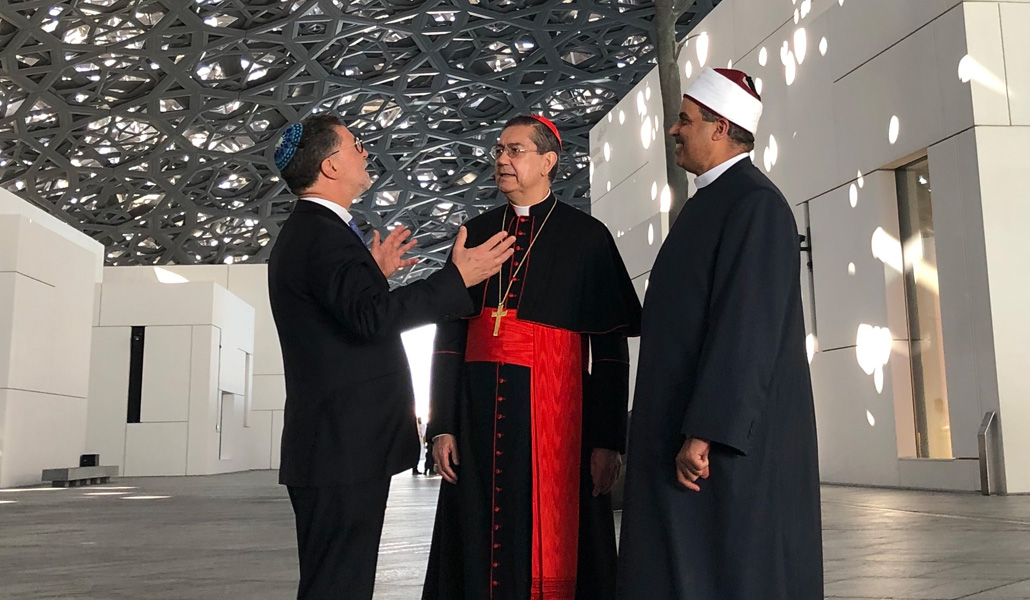 El cardenal Ayuso Guixot junto al profesor Mohamed Hussein Mahrasawi, presidente de la Universidad de Al-Azhar, y al rabino sénior de la Congregación Hebrea de Washington, en el Museo del Louvre de Abu Dabi