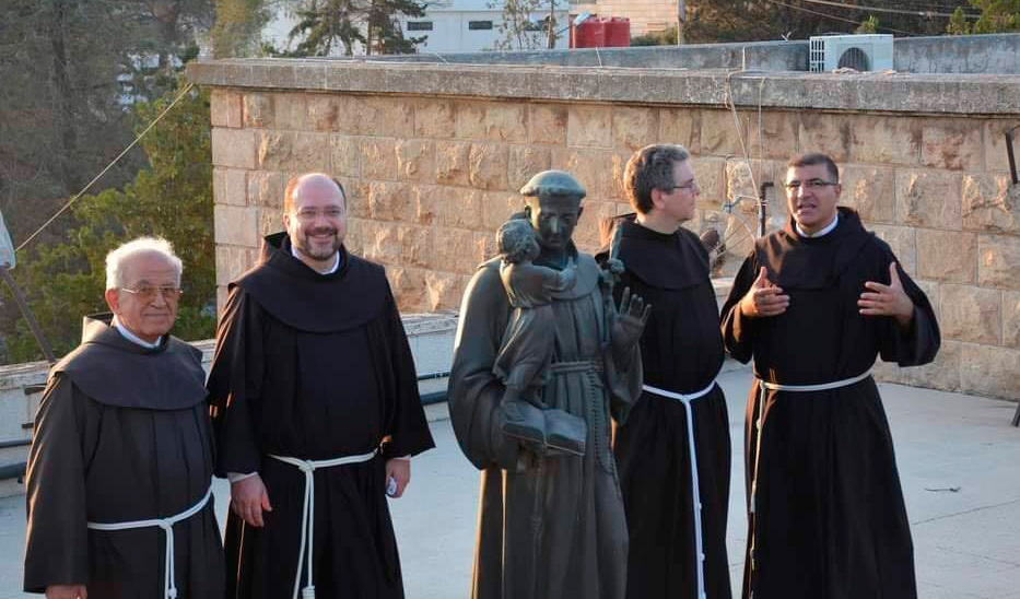 De izquierda a derecha, fray Edward Tamer (recientemente fallecido), fray Ibrahim Alsabagh, fray Francesco Patton (custodio de Tierra Santa) y fray Firas Lufti, en Alepo