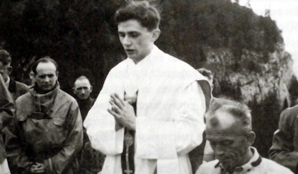Joseph oficia una Misa al aire libre cerca de Rupholding (Alemania), en el verano de 1952
