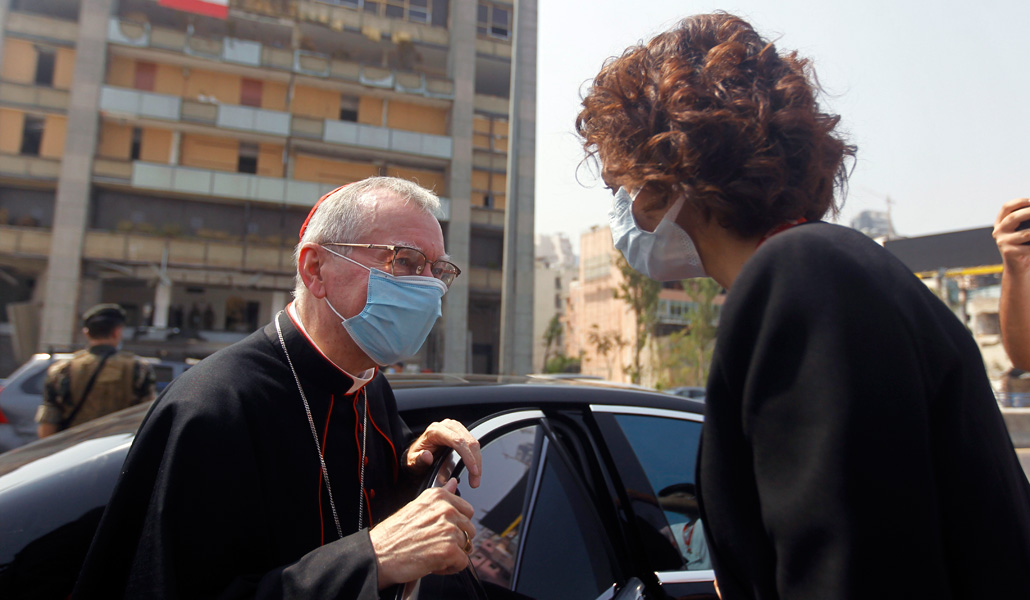 El cardenal Pietro Parolin el 4 de septiembre, durante su visita a la zona portuaria de Beirut