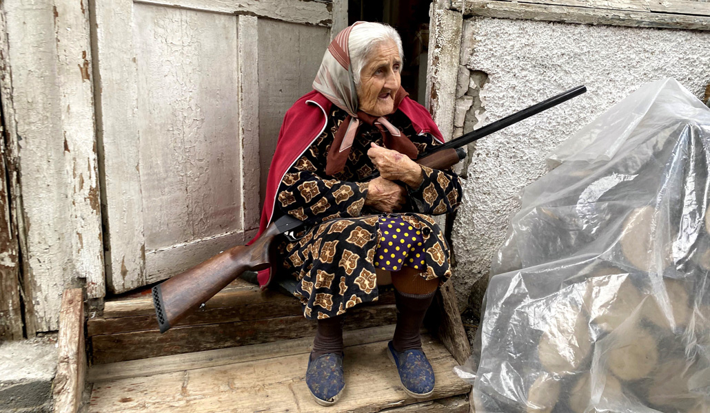 Una anciana apostada en la puerta de su casa con un escopeta en Stepanakert, capital de Nagorno Karabaj, el pasado domingo