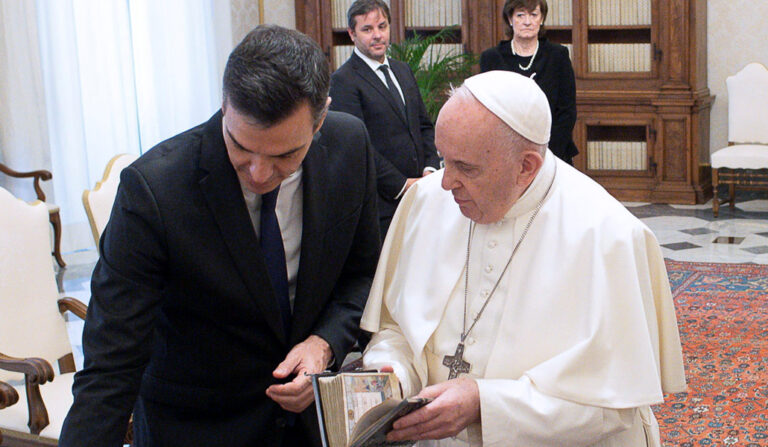 Pedro Sánchez con el Papa Francisco