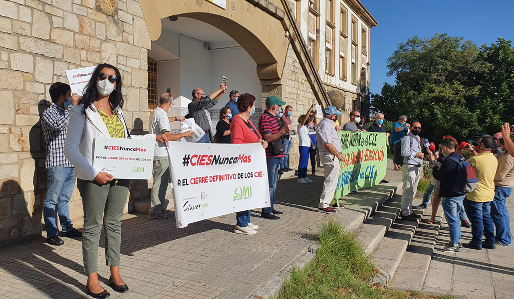 Representantes de distintas organizaciones sociales, también de Iglesia, se manifestaron el martes delante del CIE de la Piñera en Algeciras