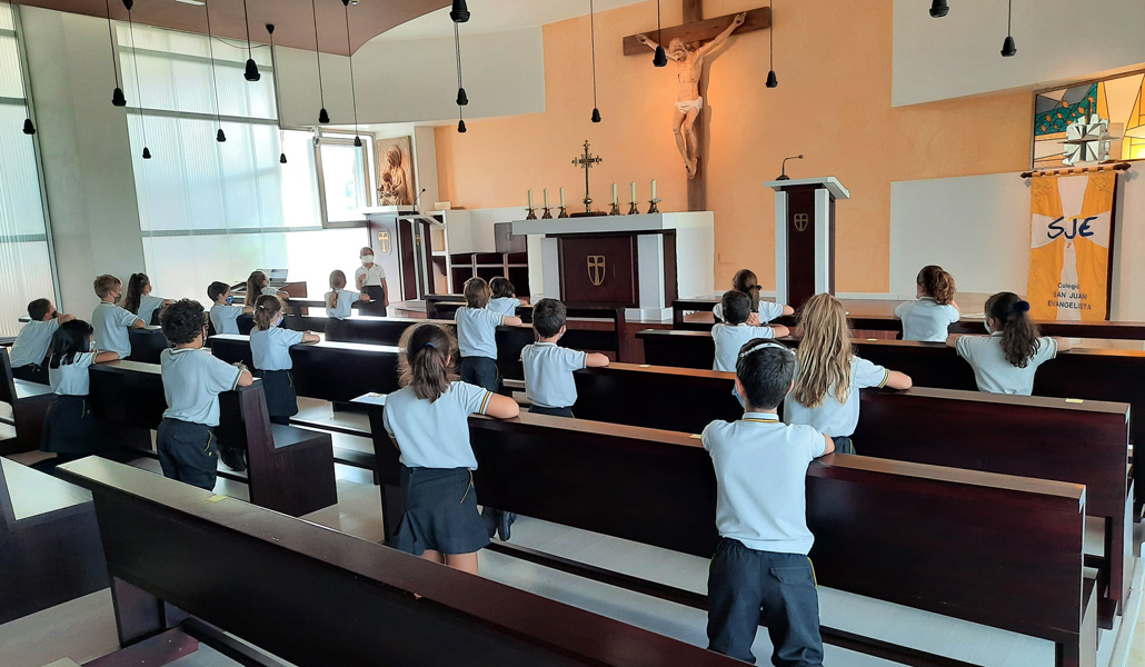Los alumnos de Ana, en el colegio San Juan Evangelista, se preparan para el rosario que rezarán todos juntos el lunes