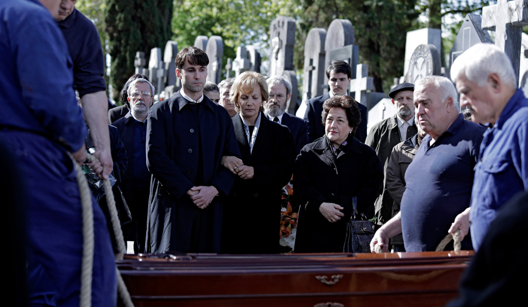 Bittori, acompañada por su familia, durante el entierro de su marido, asesinado por ETA