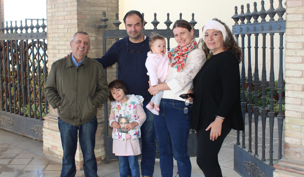 Javier, Julia y sus hijas, en el centro, posan con Rafael y María, dos de las personas que permanecen en la casa