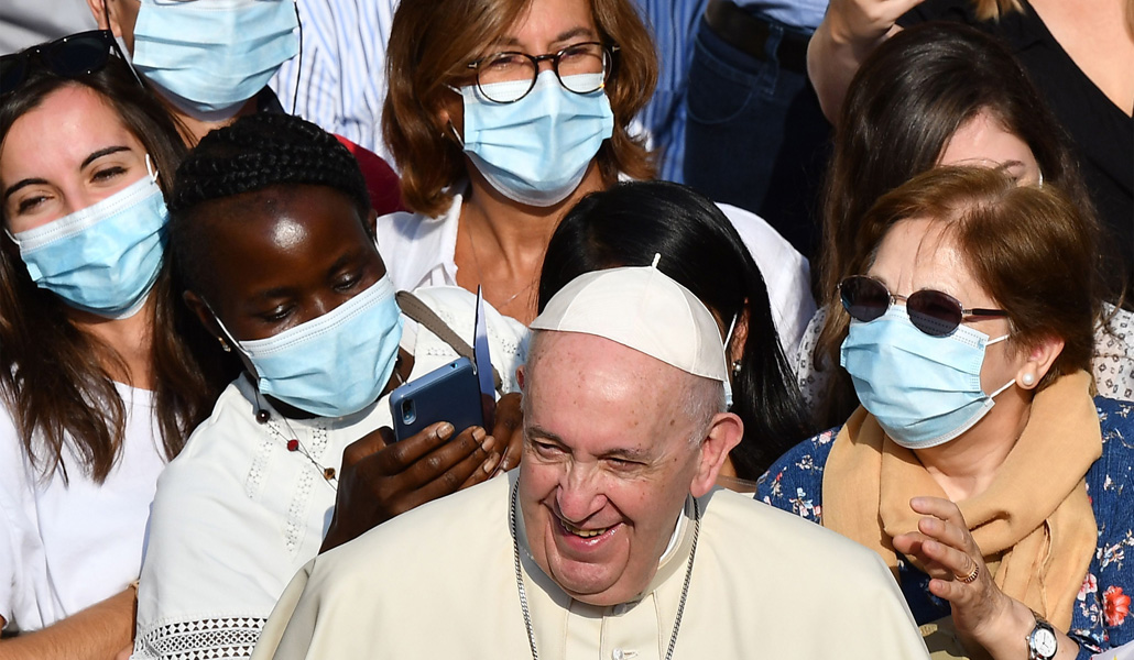 El Papa Francisco saluda a un grupo de personas de diferentes nacionalidades, durante la audiencia general, el pasado 16 de septiembre
