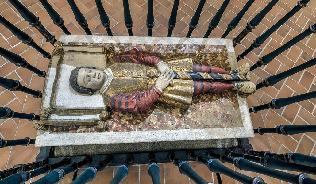 La tapa del sepulcro en la actual catedral segoviana dio pie a la confusión sobre la edad del infante durante siglos